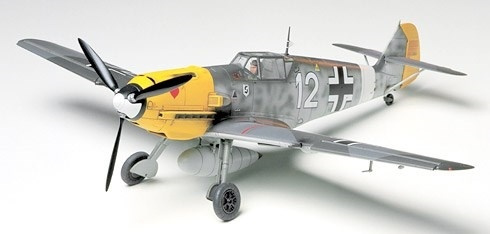 Tamiya 1/48 MESSERSCHMITT BF109E 4/7 TROP in de groep SPORT, VRIJE TIJD & HOBBY / Hobby / Kunststof modellen / Vliegtuigen/helikopters bij TP E-commerce Nordic AB (A06223)