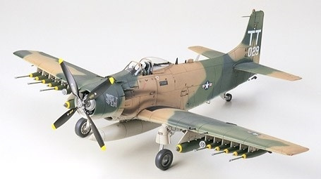 Tamiya 1/48 DOUGLAS A-1J SKYRAIDER in de groep SPORT, VRIJE TIJD & HOBBY / Hobby / Kunststof modellen / Vliegtuigen/helikopters bij TP E-commerce Nordic AB (A06228)