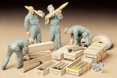 Tamiya 1/35 GERMAN AMMO-LOADING CREW in de groep SPORT, VRIJE TIJD & HOBBY / Hobby / Kunststof modellen / Figuren bij TP E-commerce Nordic AB (A06301)