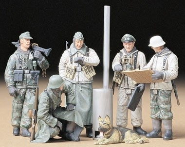 Tamiya 1/35 TYSKE SOLDATER - BRIEFING in de groep SPORT, VRIJE TIJD & HOBBY / Hobby / Kunststof modellen / Figuren bij TP E-commerce Nordic AB (A06317)