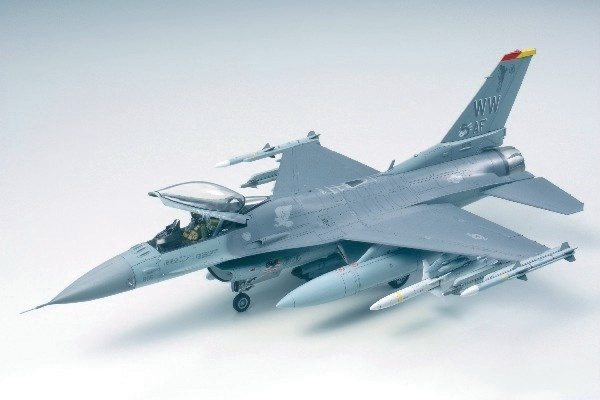 Tamiya 1/48 F-16 CJ Fighting Falcon in de groep SPORT, VRIJE TIJD & HOBBY / Hobby / Kunststof modellen / Vliegtuigen/helikopters bij TP E-commerce Nordic AB (A06421)