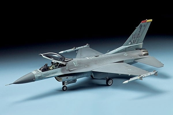 Tamiya 1/72 F-16CJ Fighting Falcon in de groep SPORT, VRIJE TIJD & HOBBY / Hobby / Kunststof modellen / Vliegtuigen/helikopters bij TP E-commerce Nordic AB (A06529)