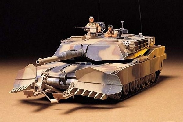 Tamiya 1/35 M1A1 Abrams w/Mine Plow in de groep SPORT, VRIJE TIJD & HOBBY / Hobby / Kunststof modellen / Militaire voertuigen (land) bij TP E-commerce Nordic AB (A06684)