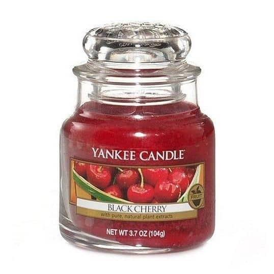 Yankee Candle Classic Small Jar Black Cherry 104g in de groep BEAUTY & HEALTH / Geuren & Parfum / Overige geuren / Geurkaarsen bij TP E-commerce Nordic AB (A13300)