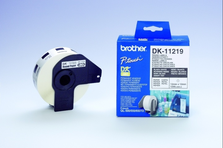 Brother DK-11219 Round Labels Vit in de groep COMPUTERS & RANDAPPARATUUR / Printers & Accessoires / Printers / Label machines & Accessoires / Etiketten bij TP E-commerce Nordic AB (A15968)