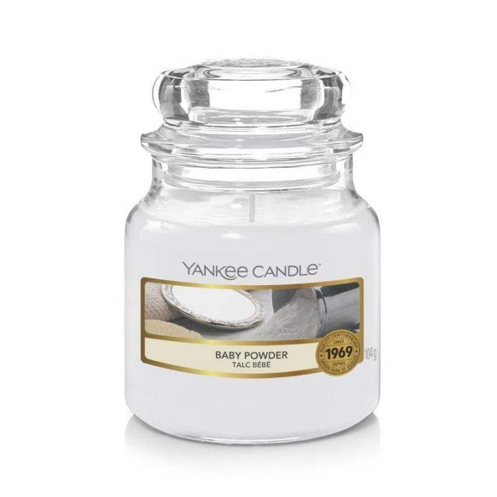 Yankee Candle Classic Small Jar Baby Powder 104g in de groep BEAUTY & HEALTH / Geuren & Parfum / Overige geuren / Geurkaarsen bij TP E-commerce Nordic AB (C10992)