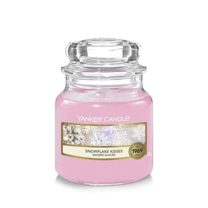 Yankee Candle Classic Small Jar Snowflake Kisses 104g in de groep BEAUTY & HEALTH / Geuren & Parfum / Overige geuren / Geurkaarsen bij TP E-commerce Nordic AB (C14042)