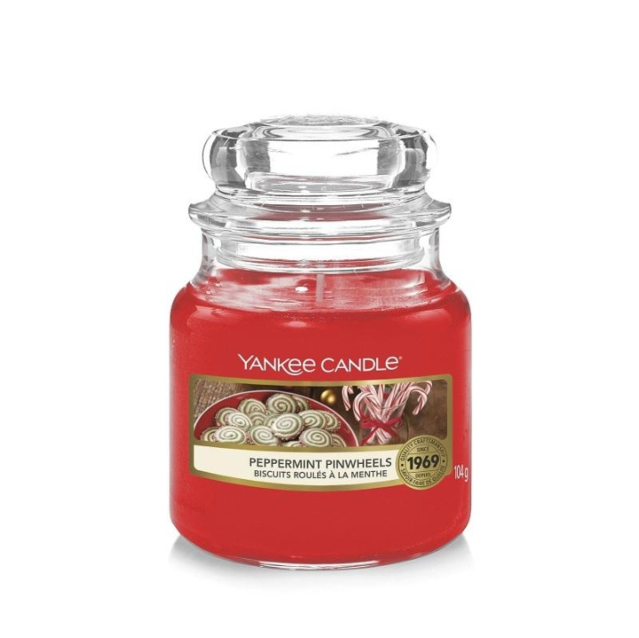 Yankee Candle Classic Small Jar Peppermint Pinwheels 104g in de groep BEAUTY & HEALTH / Geuren & Parfum / Overige geuren / Geurkaarsen bij TP E-commerce Nordic AB (C14061)