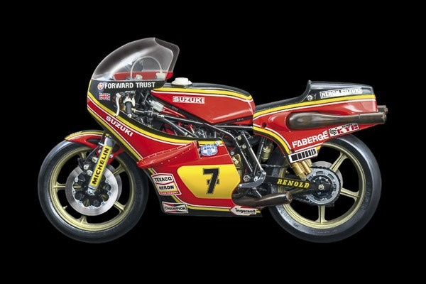 ITALERI 1:9 Suzuki RG 500 XR27 1978 Team Heron in de groep SPORT, VRIJE TIJD & HOBBY / Hobby / Kunststof modellen / Motorfietsen bij TP E-commerce Nordic AB (C29765)