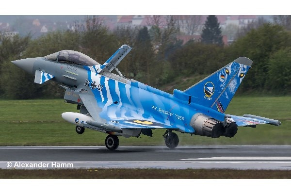 Revell Eurofighter Typhoon \'The Bavarian Tiger 2021\' in de groep SPORT, VRIJE TIJD & HOBBY / Hobby / Kunststof modellen / Vliegtuigen/helikopters bij TP E-commerce Nordic AB (C29907)