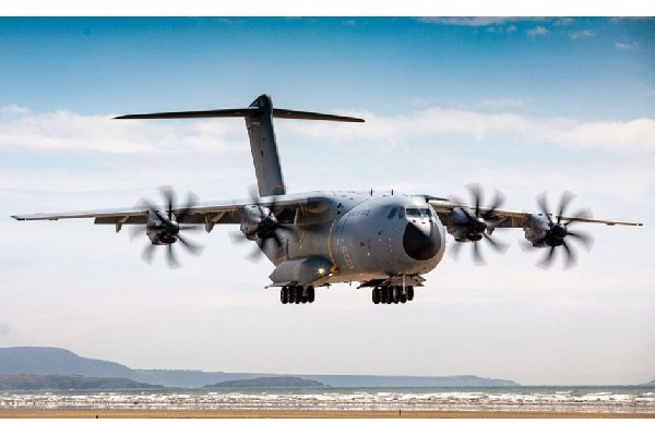 Revell Airbus A400M Atlas \'\'RAF\'\' in de groep SPORT, VRIJE TIJD & HOBBY / Hobby / Kunststof modellen / Vliegtuigen/helikopters bij TP E-commerce Nordic AB (C29911)