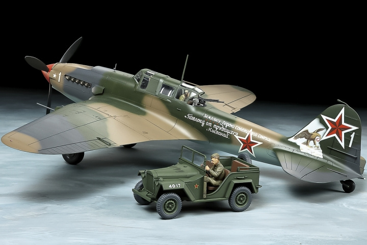 TAMIYA 1/48 Ilyushin IL-2 Shturmovik & GAZ-67B Set in de groep SPORT, VRIJE TIJD & HOBBY / Hobby / Kunststof modellen / Vliegtuigen/helikopters bij TP E-commerce Nordic AB (C31750)