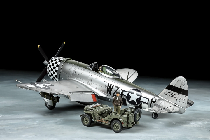 TAMIYA 1/48 Republic P-47D Thunderbolt® & 1/4-ton 4x4 Lig in de groep SPORT, VRIJE TIJD & HOBBY / Hobby / Kunststof modellen / Vliegtuigen/helikopters bij TP E-commerce Nordic AB (C31752)