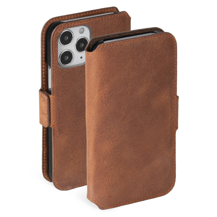 Krusell iPhone 12 Pro Max PhoneWallet Leathe, Cognac in de groep SMARTPHONE & TABLETS / Mobielbescherming / Apple / IPL en laser bij TP E-commerce Nordic AB (C65280)