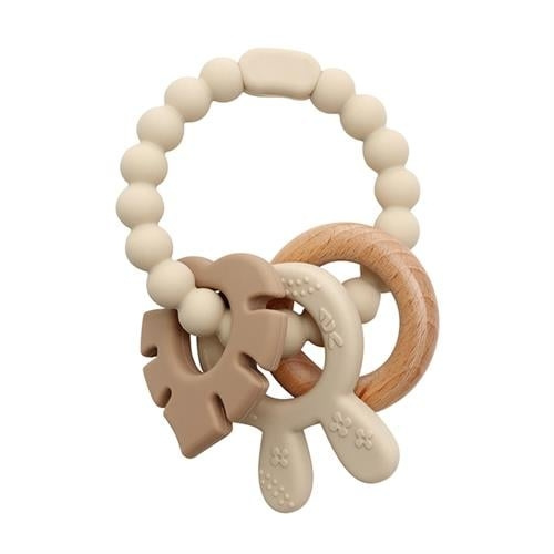 Magni Bijtarmband, silicone met houten ringblaadjes en konijnenoor aanhangsel - Beige (5577) in de groep SPEELGOED, KINDER- & BABYPRODUCTEN / Babyspeelgoed / Activiteitenspeelgoed bij TP E-commerce Nordic AB (C94331)