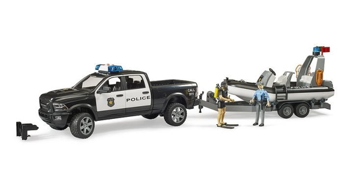 Bruder RAM 2500 Police Pickup met L+S Module, trailer en boot (02507) in de groep SPEELGOED, KINDER- & BABYPRODUCTEN / Speelgoed / Speelgoedauto\'s bij TP E-commerce Nordic AB (C94624)