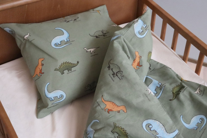 By Mats Beddengoed Baby maat 70 x 100 cm - Dino (MAT108) in de groep SPEELGOED, KINDER- & BABYPRODUCTEN / Kindertextiel / Beddengoed / Bedsets voor kinderwagens bij TP E-commerce Nordic AB (C97334)