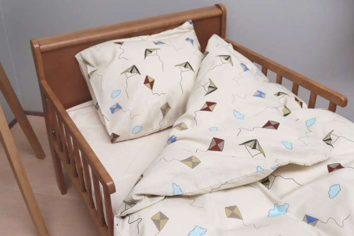 By Mats Beddengoed Baby maat 70 x 100 cm - Vliegende Vlieger (MAT130) in de groep SPEELGOED, KINDER- & BABYPRODUCTEN / Kindertextiel / Beddengoed / Bedsets voor kinderwagens bij TP E-commerce Nordic AB (C97353)