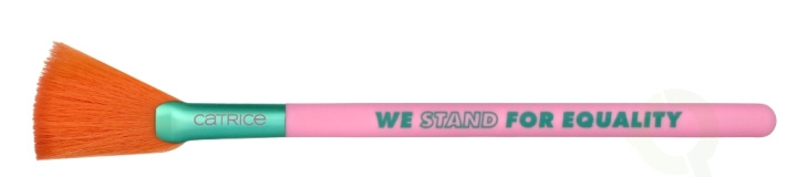 Catrice Who I Am Highlighter Brush 1 piece C01 We Stand For Equality in de groep BEAUTY & HEALTH / Makeup / Tools & Make-up set / Borstels & kwastjes bij TP E-commerce Nordic AB (D05857)