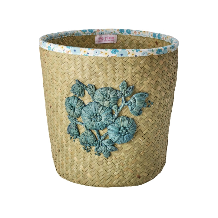 RICE Raffiamand met blauw bloemenborduurwerk en bloemenstofrand - Blauw in de groep HUISHOUDEN & TUIN / Interieur / Opslag bij TP E-commerce Nordic AB (D06737)