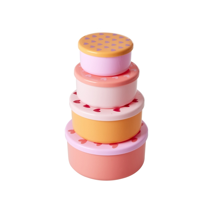 RICE Ronde plastic voedseldozen met hartjesprint - set van 4 in de groep SPEELGOED, KINDER- & BABYPRODUCTEN / Eten & Drinken / Kinderservies bij TP E-commerce Nordic AB (D07199)