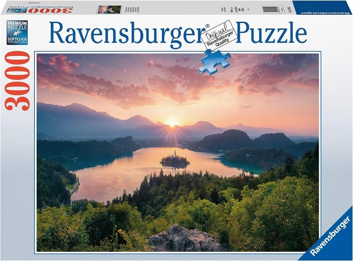 Ravensburger Meer van Bled, Slovenië 3000p - (10217445) in de groep SPORT, VRIJE TIJD & HOBBY / Hobby / Puzzel bij TP E-commerce Nordic AB (D07436)