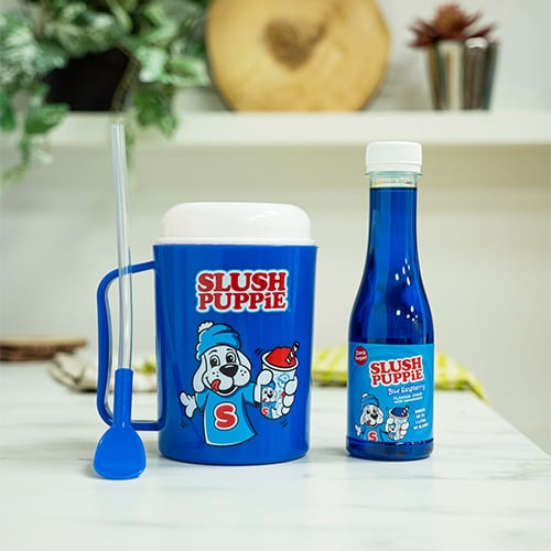 Fizz Creations SLUSH PUPPiE Maaltijdbeker & Originele Bosbessensiroop Set - Blauw in de groep SPORT, VRIJE TIJD & HOBBY / Leuke dingen / Handige spullen bij TP E-commerce Nordic AB (D14077)